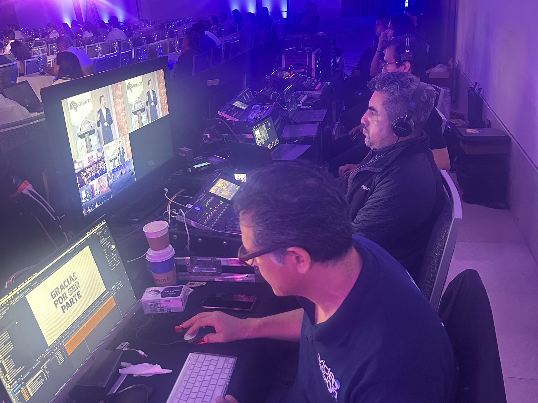 Operadores de VideoDesign en la mesa de control durante una gala corporativa