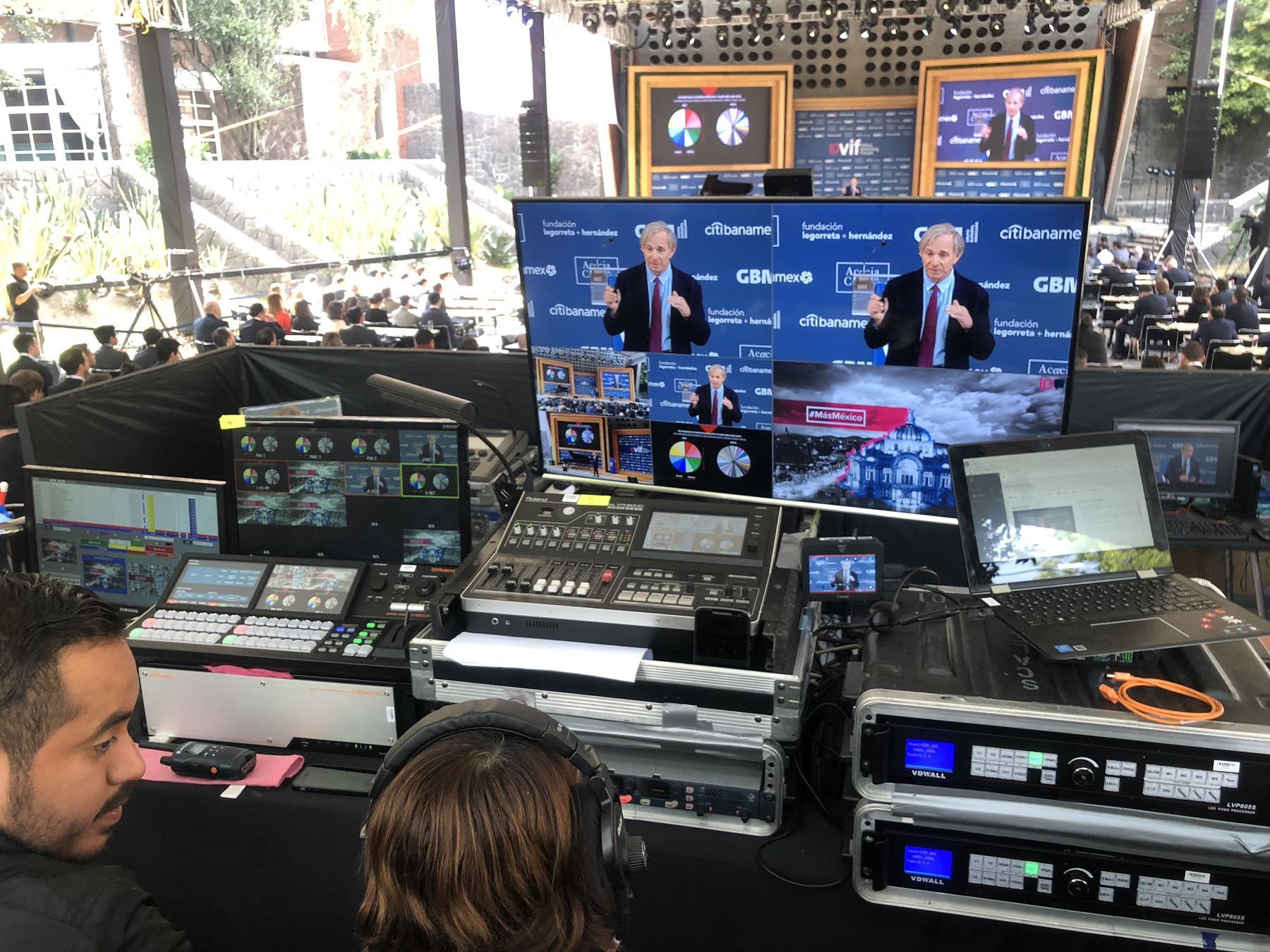 Central de control de video con switcher, monitores y procesadores LED en un foro al aire libre